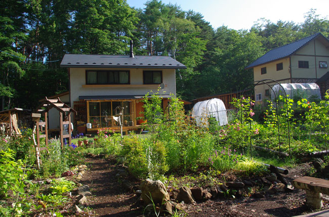 家の庭と外観写真